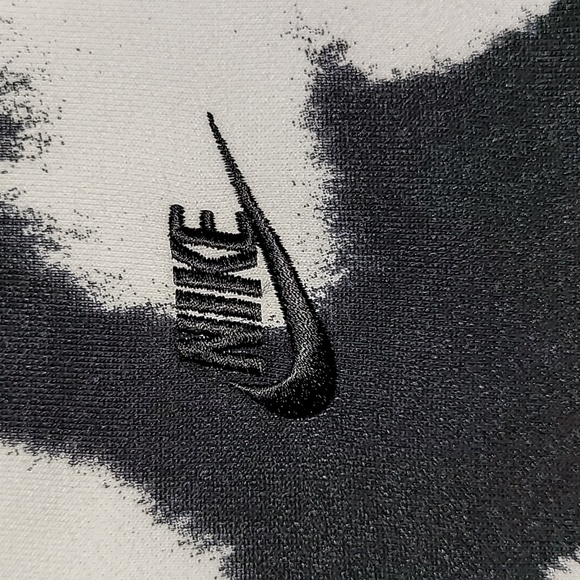 Nike. Embroidered. Crewneck. Streetwear. Women's Size Medium - Picture 4 of 16